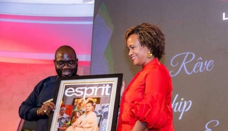 L’ambassadeur Jessica Davis Ba recevant son poster de Une. (Ph: Dr)