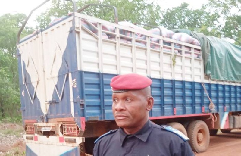 Le commandant du Gs-Leipa devant un des camions saisis. (Ph: Dr) 