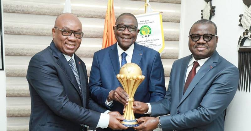 Le président Amichia, au milieu, Moumouni Sylla, directeur exécutif, à droite et Yacine Idriss Diallo, vice-président du Cocan 2023, le trio magique qui a livré la Can jamais réalisée. (Ph: Dr)