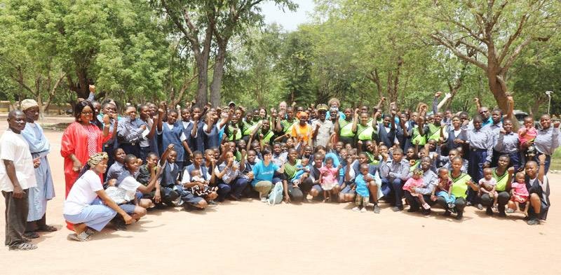 Les jeunes filles stagiaires ont immortalisé ce moment avec leurs responsables. (Ph: Dr)