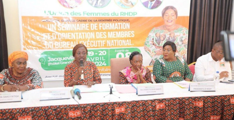 La grande Chancelière honoraire, Mme Henriette Dagri Diabaté encadré par le Professeur Mariatou Koné et la présidente de l'Uf-Rhdp Harlette Badou
