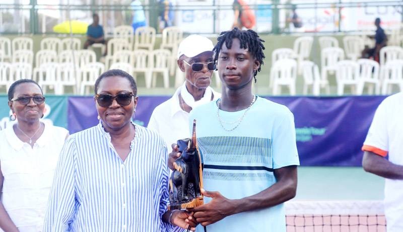 L'ex-ministre Paulette Badjo a remis le trophée du vainqueur à Francky Hoimian. (Ph: Dr)
