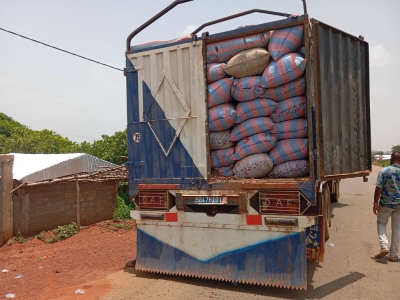 Ce camion chargé de cacao ne passera pas. Le trafic a échoué. Les gendarmes sont vigilants. (Ph: Dr)