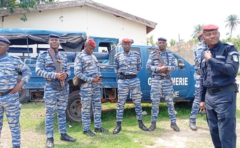 Le lieutenant-colonel Olivier Brou N'Guessan donne des consignes à ses hommes. (Ph: Dr) 