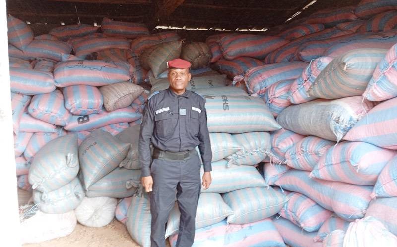 Le lieutenant-colonel Olivier Brou N'Guessan dans le magasin de stockage des sacs de fèves de cacao saisis. (Ph: Dr)