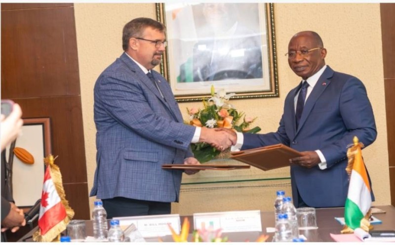 Les ministres Léon Adom et Bill Hogan de l’Éducation et du Développement de la petite enfance de la province du Nouveau-Brunswick au Canada ont paraphé les documents, au Plateau. (Ph: Dr)