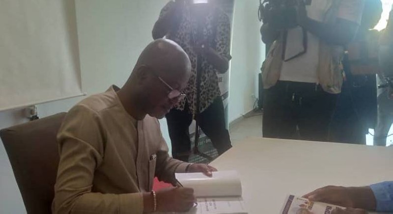 Daouda Berté, en pleine dédicace de son œuvre.

