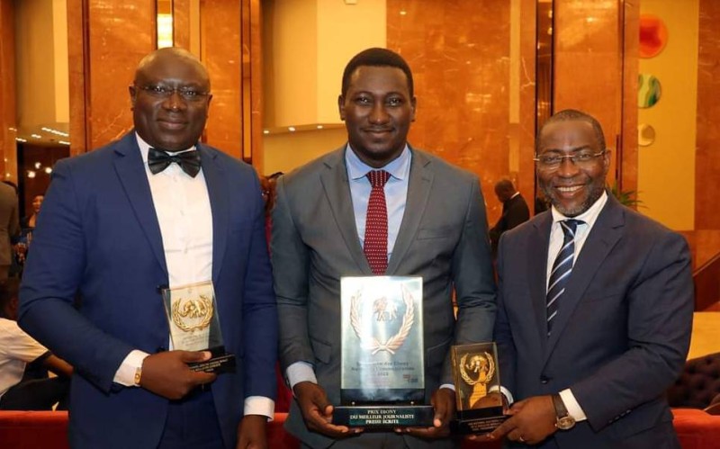 Ehouman Faustin congratulé par le Dga Adama Koné et le Dg Serge Abdel Nouho