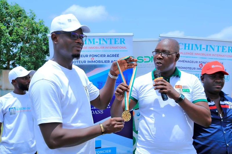 Le representant de Yamoussa Coulibaly reçoit la médaille de son patron (DR)