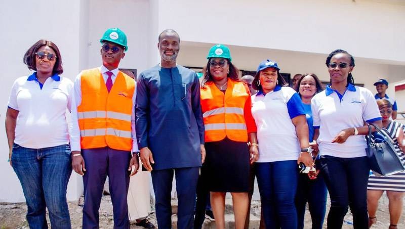 Une visite de terrain de la délégation de la société immobilière avec le maire de Bingerville. (Ph: Dr)