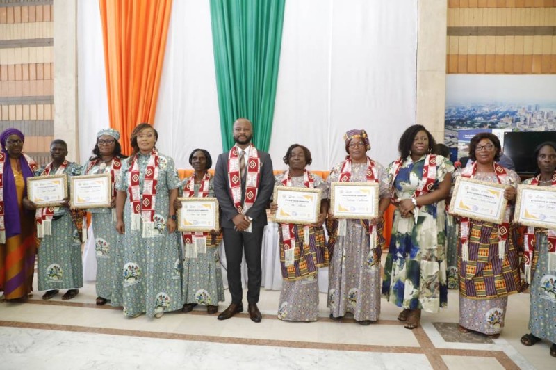 Photo de famille avec les femmes atchan. (Ph: DR)