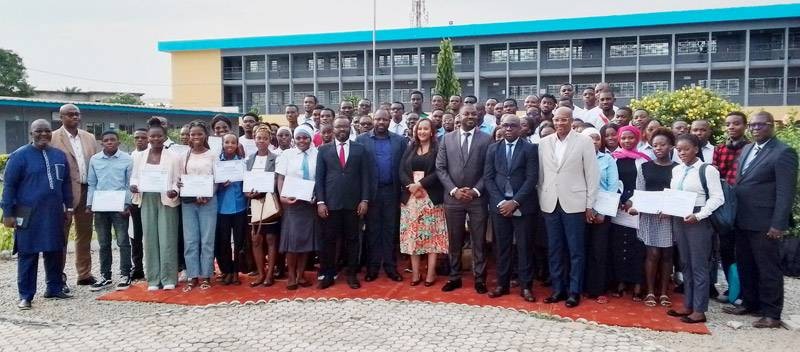 La photo de famille après la remise des parchemins aux jeunes formés. (Ph: Dr)