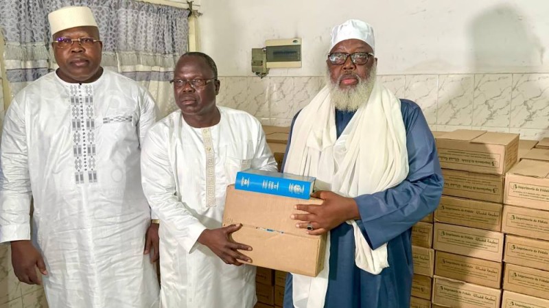 Le maire Koné Siaka (à gauche) remettant un lot de Corans au représentant du Cosim local. (DR)