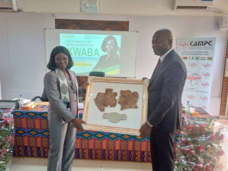 La ministre gabonaise en charge de la Fonction publique a offert un tableau au DG du Campc pour marquer le retour de son pays. (Ph: Franck YEO)