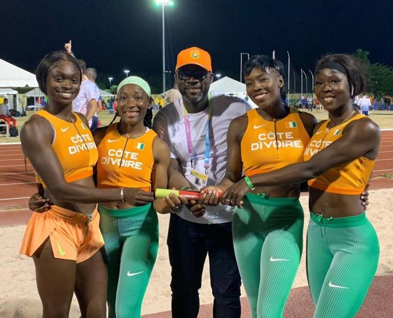 Le directeur général des Sports et du Cadre de vie, Bertin Koffi (au centre) après la qualification des Ivoiriennes. (Ph: Dr)