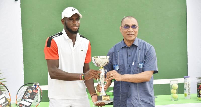 Joël Méda a reçu son trophée des mains du ministre Adama Coulibaly, à droite. (Ph: Dr)