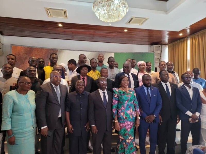 Le maire Kandia Camara invite les jeunes à suivre attentivement la formation. (DR)