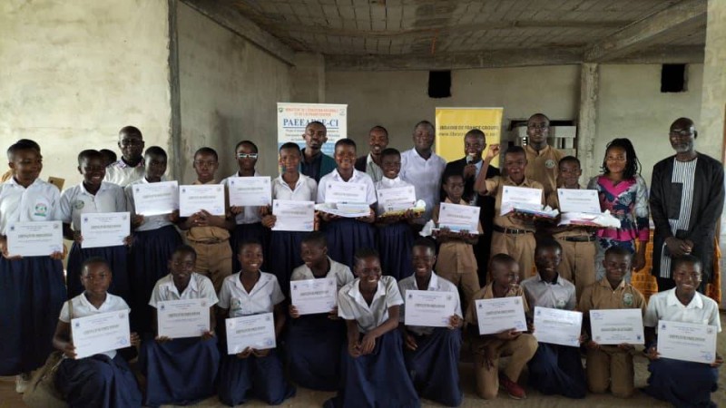 Tous les vainqueurs ont reçu des kits scolaires. (DR)