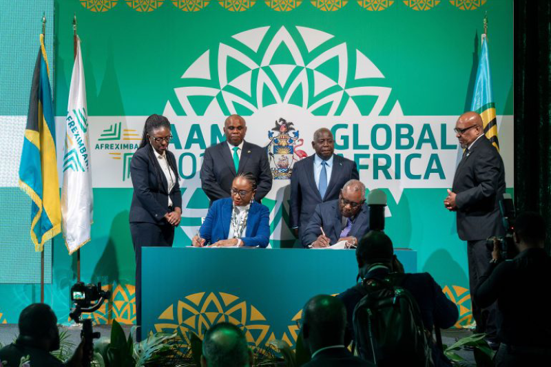 La signature actant la tenue des Assemblées annuelles d'Afreximbank au Bahamas