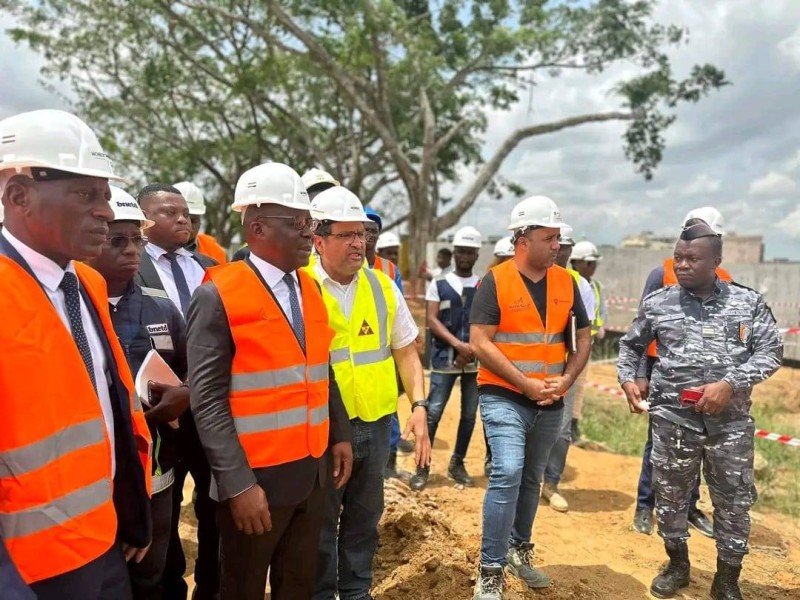 Le ministre en charge de la Santé, Pierre Dimba, s'enquiert de l'avancement des travaux. (Ph: Dr)
