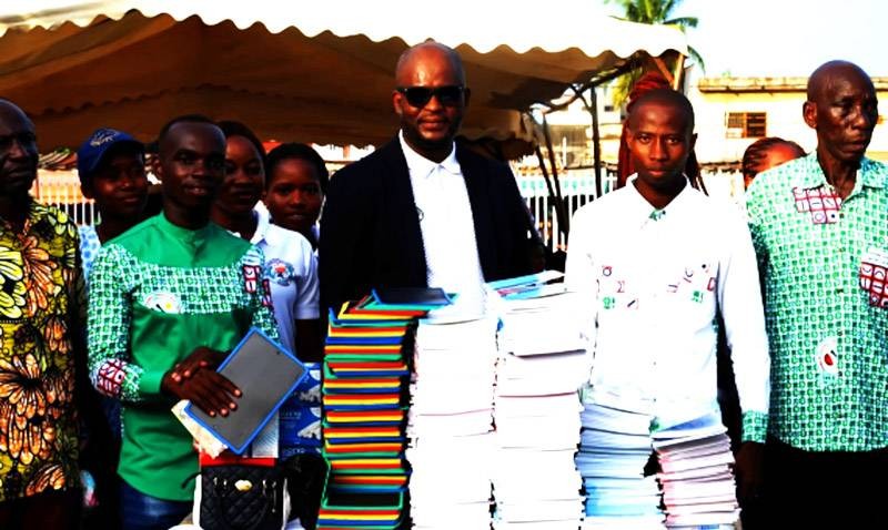 M. Anzoumana Gbané a fait un don de kits scolaires aux apprenants. (Ph: Dr)
