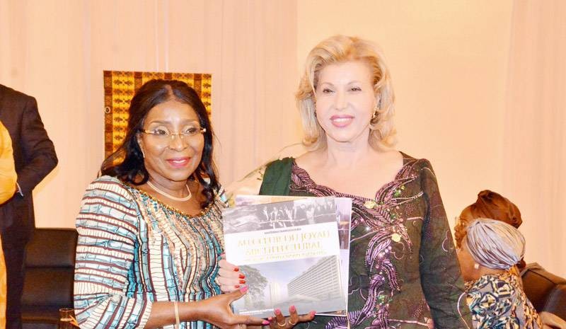 Maférima Diarrassouba, l’auteure du livre (à gauche) a immortalisé fièrement l’instant avec la Première dame Dominique Ouattara qui a préfacé son œuvre. (Ph: Dr)