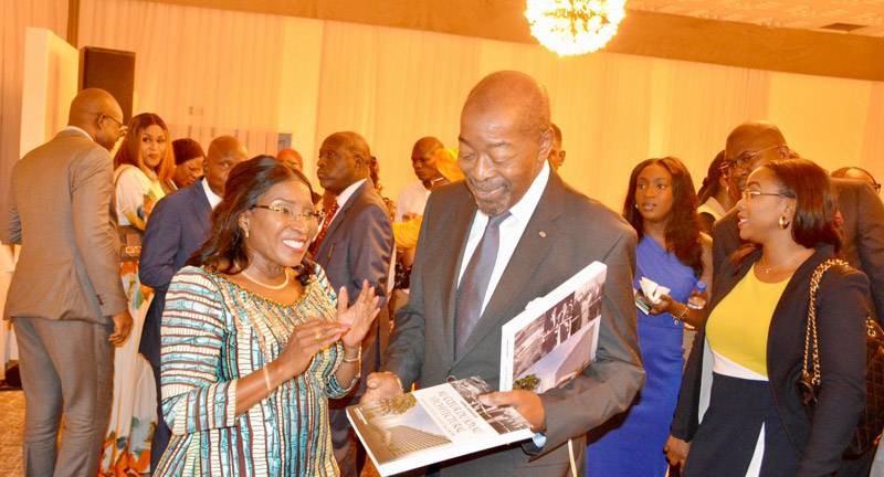 L'auteure de l'ouvrage, Maférima Diarrassouba (à gauche) a eu des échanges conviviaux avec ses invités, surtout avec l'ancien ministre ivoirien du Tourisme, Roger Kacou. (Ph: Dr)