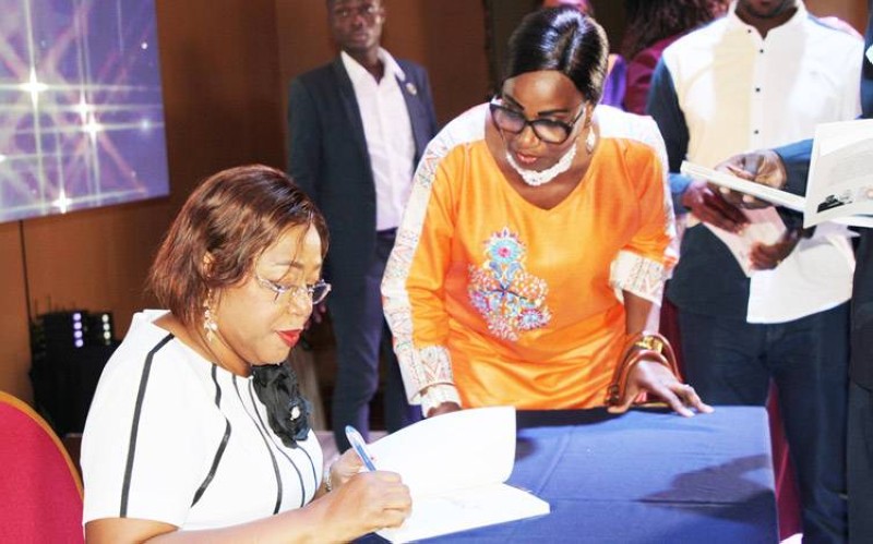 Euphrasie Kouassi Yao dédicaçant "Comment naissent les étoiles". (Ph: Dr)