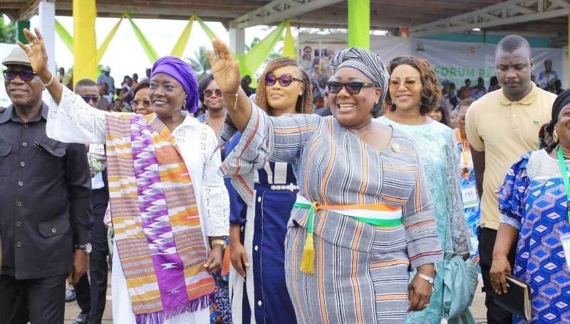Anne Ouloto saluée par les femmes. (Ph: Dr)