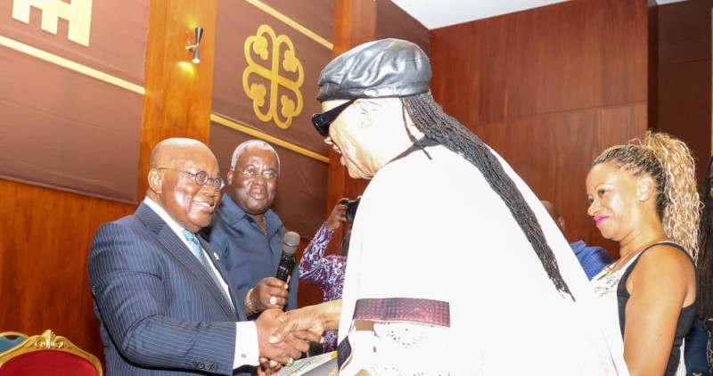 Stevie Wonder recevant son passeport ghanéen. (Ph: Dr)