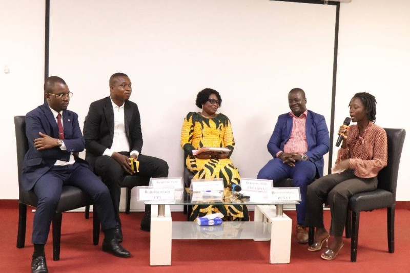 La présidente du Cndh, Namizata Sangaré a modéré le débat entre les jeunes panelistes des partis politiques.