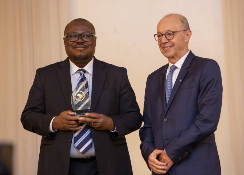 La direction d'Abidjan Terminal a été heureuse de recevoir le prix (DR)