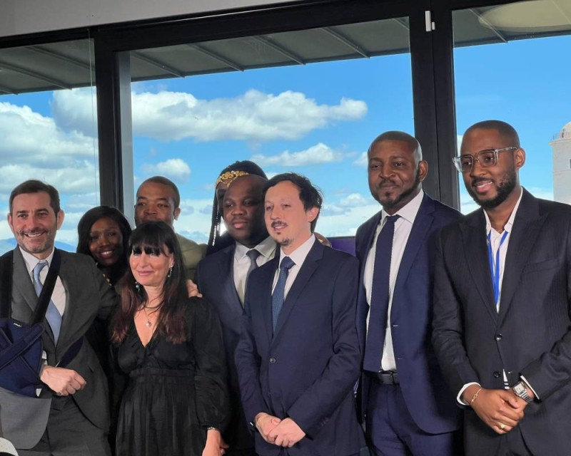 Le jeune entrepreneur ivoirien (à l'extrême droite) fait la fierté de son pays. (Ph: Dr)