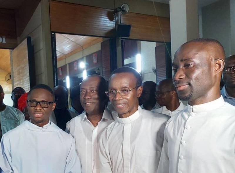 Eric Taba et les dignitaires de la Paroisse St Jacques des II Plateaux après la messe d’actions de grâces.