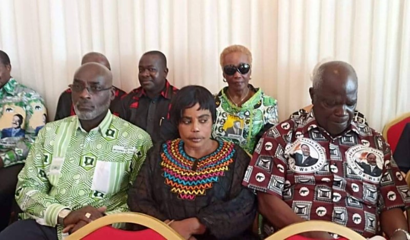 Ils sont tous là pour honoré leur mentor, leur président de parti, leur père....