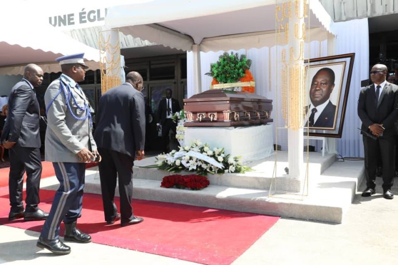Le Président Alassane Ouattara s'inclinant devant le cercueil de qu'il appelait affectueusement son "Aîné"