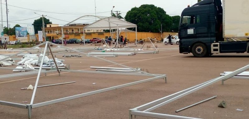Des chapiteaux et bâches sont en train d’être installés à la place Henri Konan Bédié 