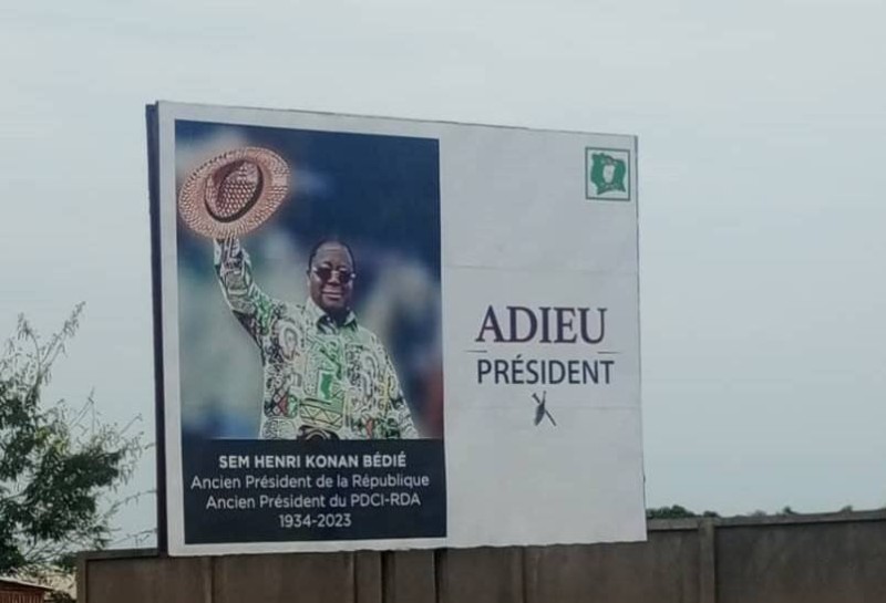 Des panneaux publicitaires indiquent que la région a perdu un illustre fils