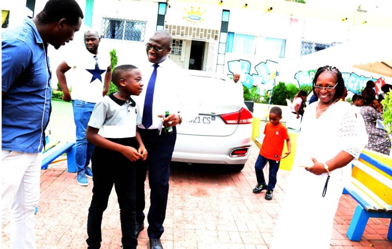 Krécoum Boua Marius, père du petit Loevan, n'a pu cacher sa joie (Dadié)