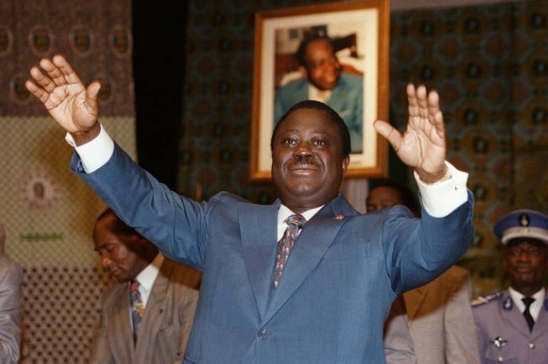 Henri Konan Bédié, président de la République de Côte d'Ivoire, salue ses supporters, le 07 janvier 1995 à Abidjan, durant un meeting dans le cadre de sa campagne pour les élections présidentielles d'octobre 1995.
Cote d'Ivoire's President Henri Konan Bedie waves to his party's supporters during a campaign meeting for the December 1995 presidential elections in Abidjan 07 January 1995.