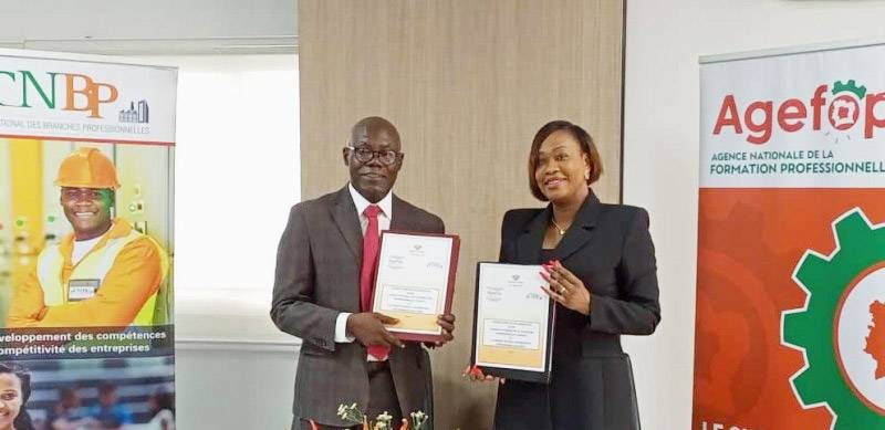 Échange de parapheurs entre le président du Cnbp, N’Dri Koffi et la directrice générale de l’Agefop, Karitia Coulibaly De Medeiros. (Ph: Dr)