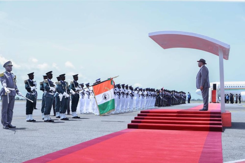 Le Chef de l’État, Alassane Ouattara, recevant les honneurs militaires avant son départ pour la France. (DR)