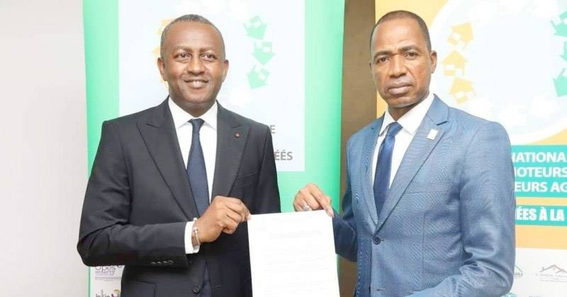 Yamoussa Coulibaly (à droite) heureux de recevoir ses attributions. (Ph: Dr)