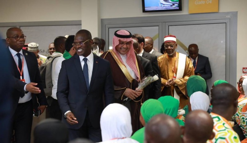 Le ministre de l'Intérieur et de la Sécurité, l'ambassadeur d'Arabie Saoudite en Côte d'Ivoire et le guide de la communauté musulmane s'adressant au 1er contingent de pèlerins