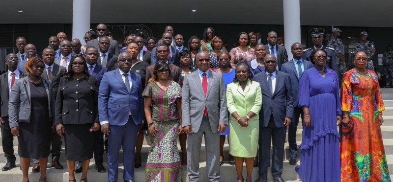 Le personnel du nouveau tribunal pose avec le ministre et des autorités judiciaires