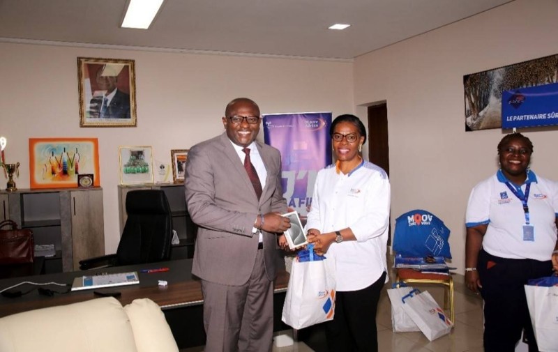 Professeur KOUAKOU Koffi, Président de l'Université Alassane OUATTARA recevant son lot des mains de Mme DOSSO Jocelyne Coordinatrice Expérience Clients Entreprises
