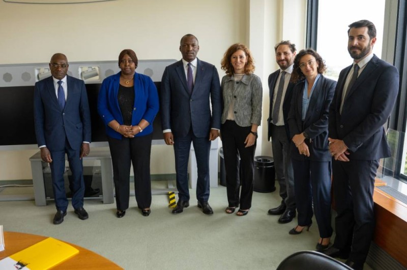 Mamadou Touré (3e à partir de la gauche), ministre de la Promotion de la jeunesse, de l'insertion professionnelle et du service civique. (DR)