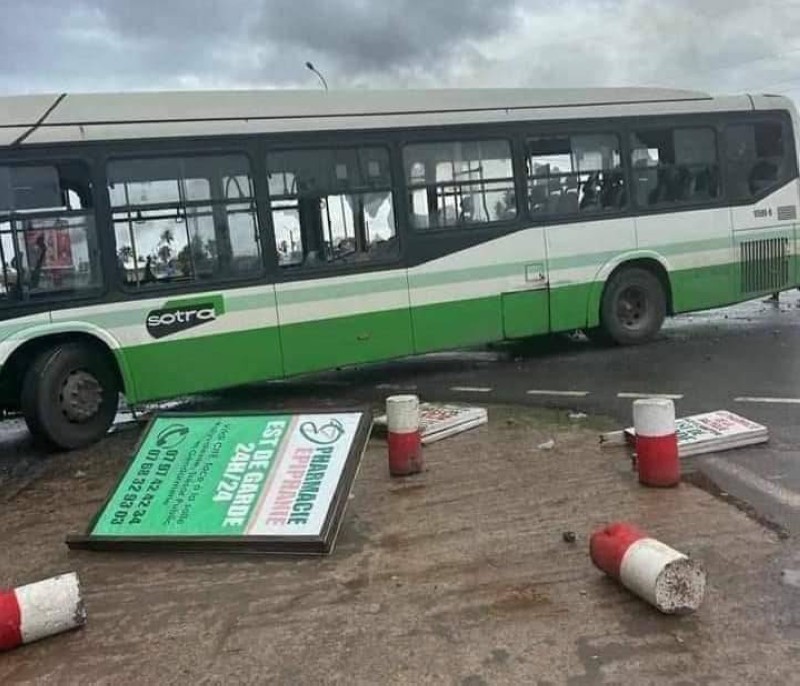 Un bus a été endommagé par les manifestants. (Dr)