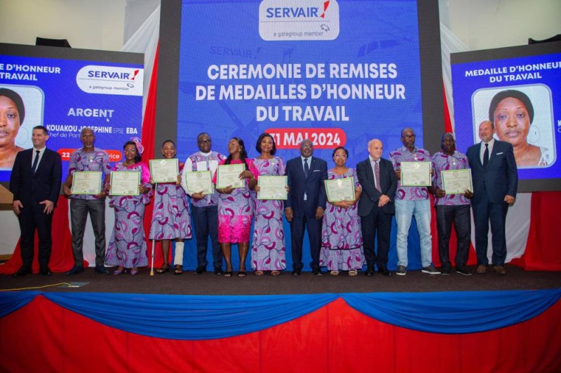Des récipiendaires en compagnie des officiels ont posé avec fierté après leur décoration. (Ph: Dr)