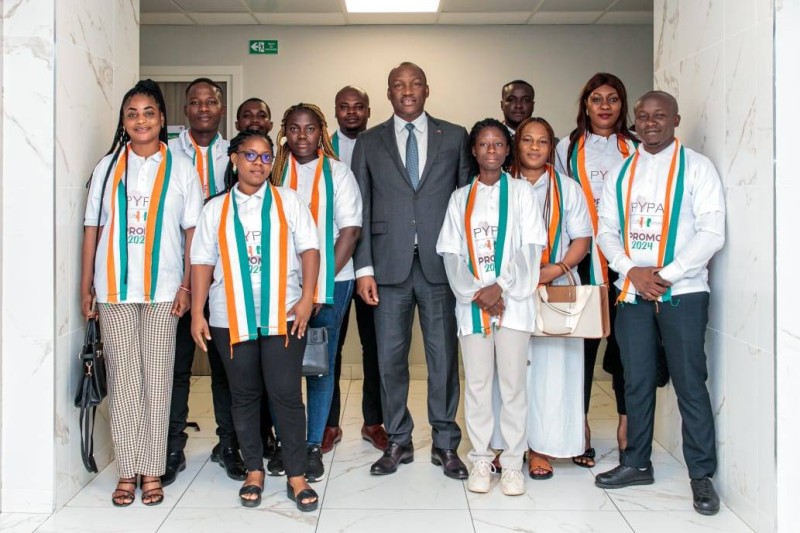 Le ministre Mamadou Touré invite ces jeunes à représenter dignement la Côte d'Ivoire. (DR)